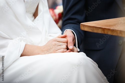 Brautpaar hält Händchen bei Trauung