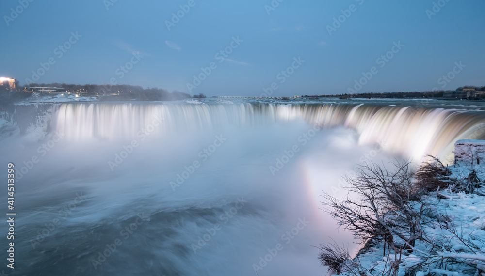 Fototapeta premium Niagara falls in Winter