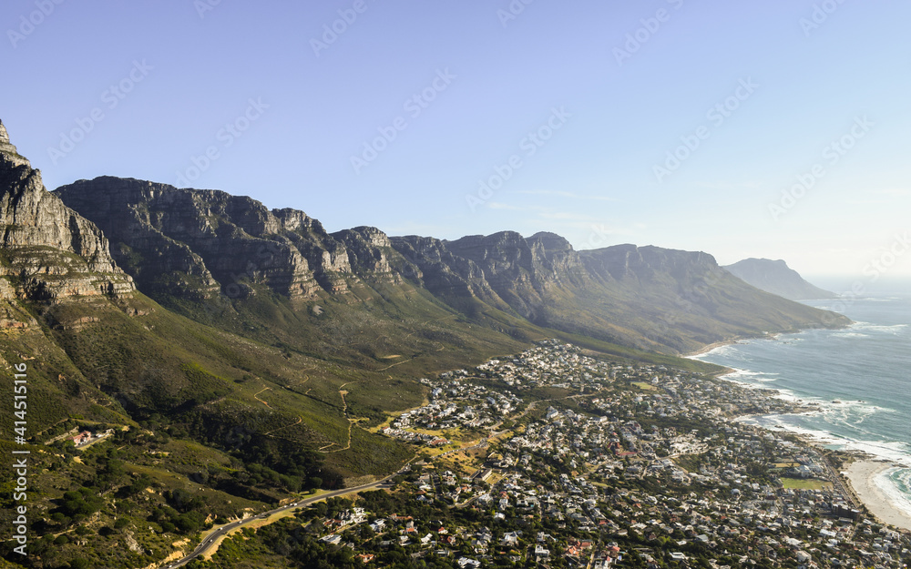 Φωτογραφία Beautiful view of Cape Town, the sea and Twelve Apostles Mountain Range, from the top of Lion's Head