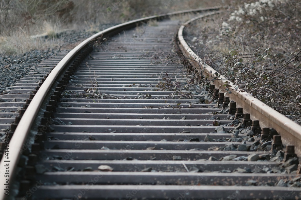 Eisenbahnschienen mit Betonschwellen