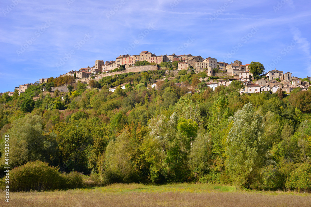 Cordes-sur-Ciel (81170) sur la colline, département du Tarn en région Occitanie, France