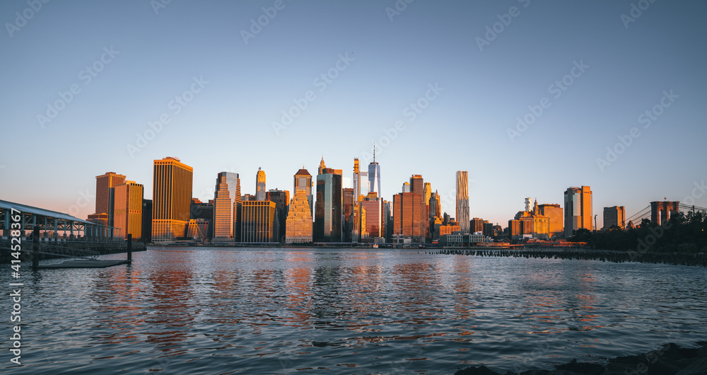 Obraz premium panoramic city new york sky buildings reflections water sea usa united states 
