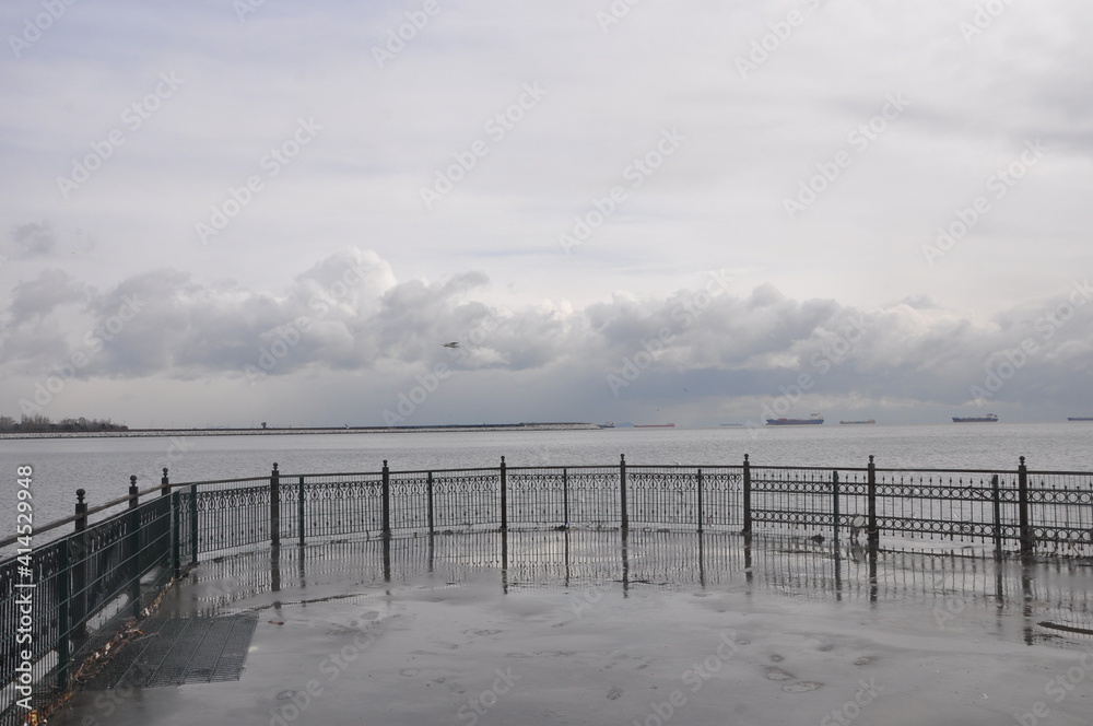 Naklejka premium pier on the beach