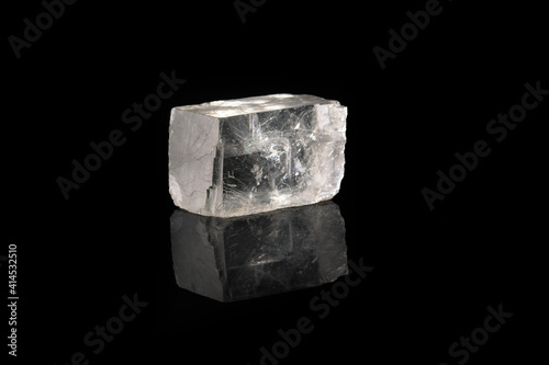 Tableau sur toile Raw Iceland spar from Krasnoyarsk region, Russia on black glass background