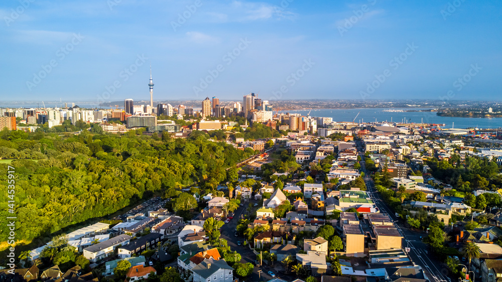 Fototapeta premium Aerial view of the city center with the beautiful harbor in the background and a quiet suburb in the foreground. Auckland New Zealand.