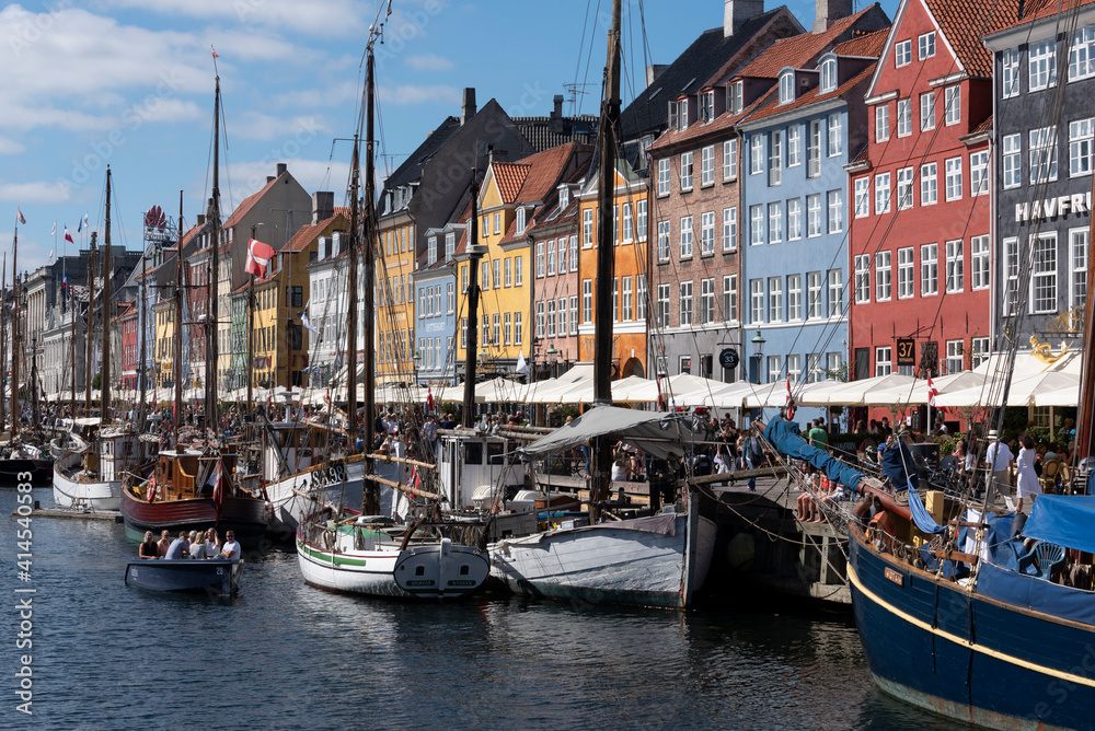 Denmark, Copenhagen, Nyhavn district in city center. Colorful 17th and 18th century buildings, boats and canal