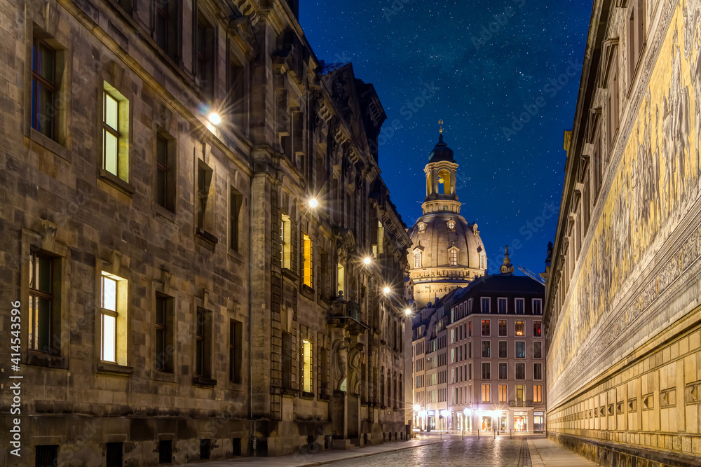 Die Frauenkirche in Dresden bei Nacht von der Augustusstraße aus gesehen zwischen Sächsisches Ständehaus und Fürstenzug