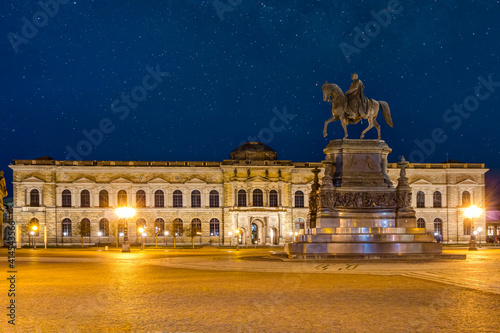 Der Theaterplatz in Dresden mit dem Reiterstandbild von König Johann und der Sempergalerie des berühmten Zwingers bei Nacht photo