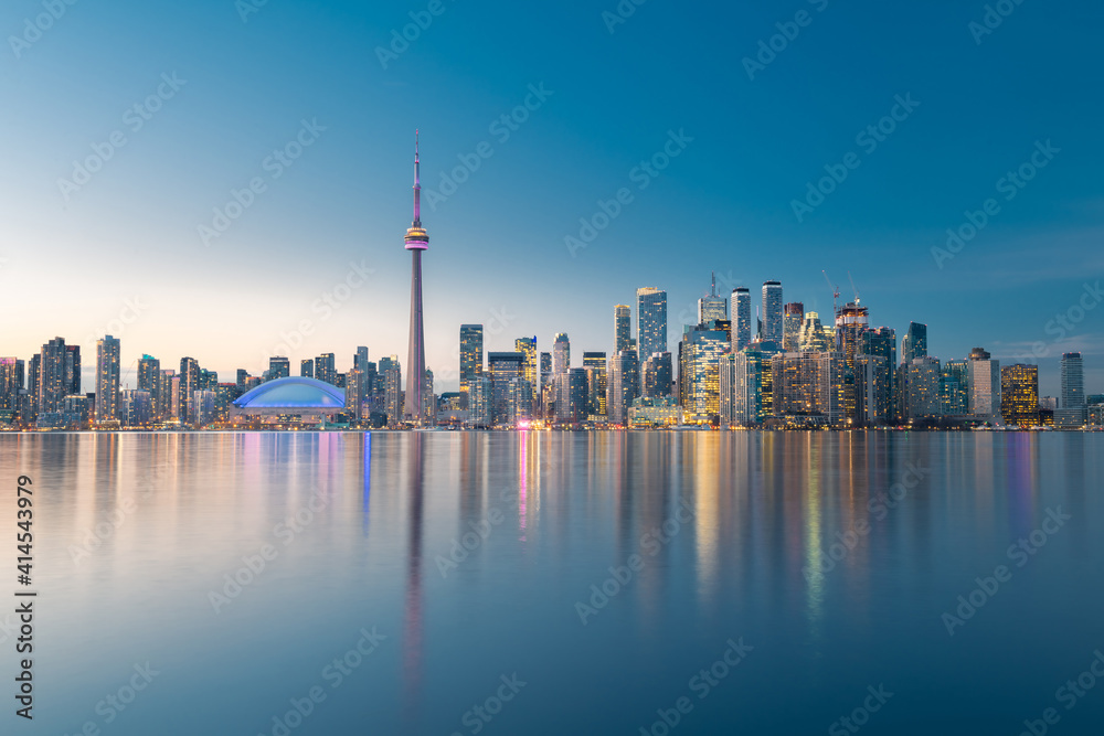 Fototapeta premium Toronto city skyline at night, Ontario, Canada