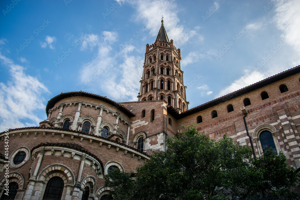 Imagen en contrapicado de la torre y los ábsides de la Catedral de Saint Sernin de Toulouse