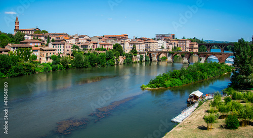 Vista de los barrios al norte del río Tarn, en Albi, con las riberas del río, el puente de piedra, las casas y las iglesias de este arrabal histórico