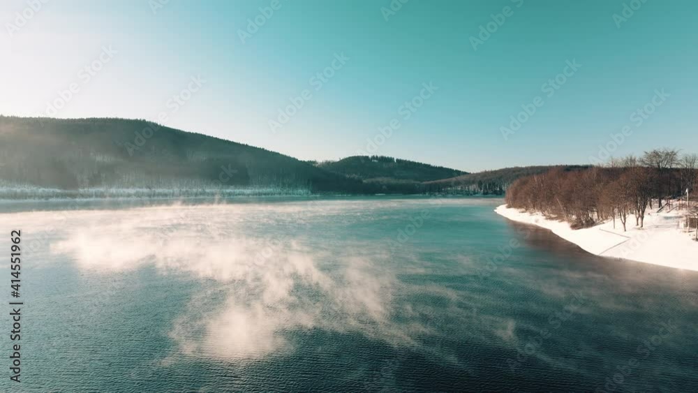 Morgendämmerung und Nebel am See Morgendämmerung und Nebel am See