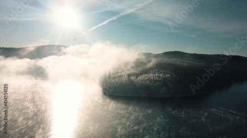 Sonnenaufgang und Nebel am See photo