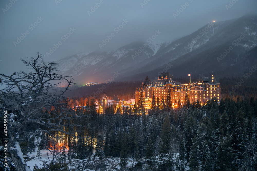 Fairmont Banff Springs hotel in the winter, Banff national park, Alberta, Canada
 - obrazy, fototapety, plakaty 