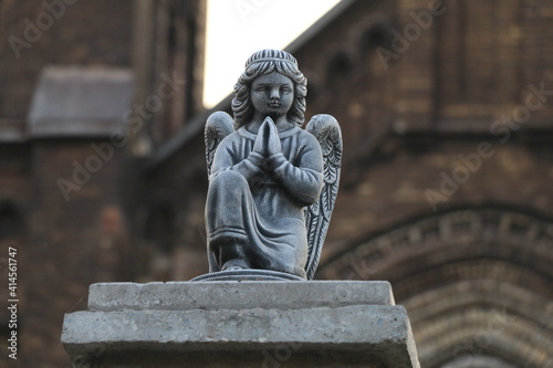 каменная фигурка ангела у входа в католический собор