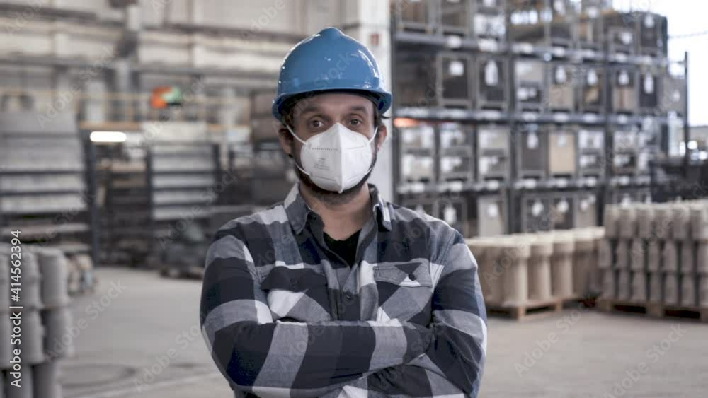 Arbeiter in Industriehalle mit Corona Maske Arbeiter in Industriehalle mit Corona Maske