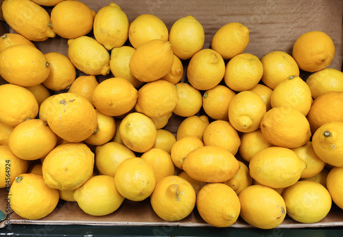 Loose lemons on display
