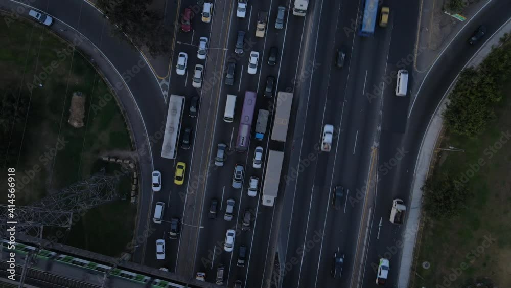 Hermosa vista aérea de los coches que circulan por la autopista de LIMA, PERU. Vista directa desde arriba al tráfico. Hermosa vista aérea de los coches que circulan por la autopista de LIMA, PERU. Vista directa desde arriba al tráfico.
