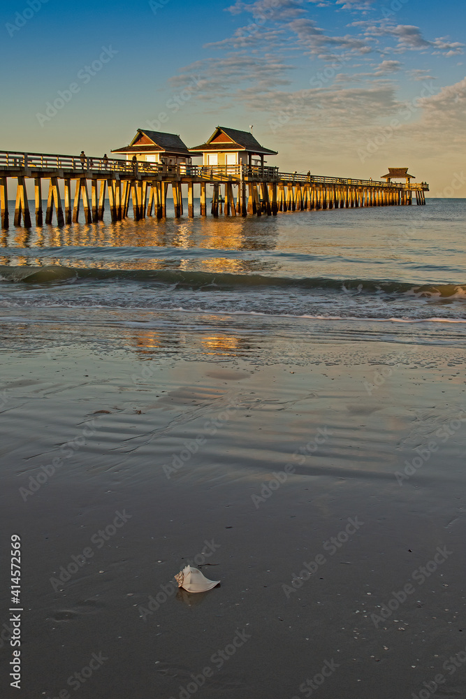 Fototapeta premium Naples Fishing Pier with sunrise lighting