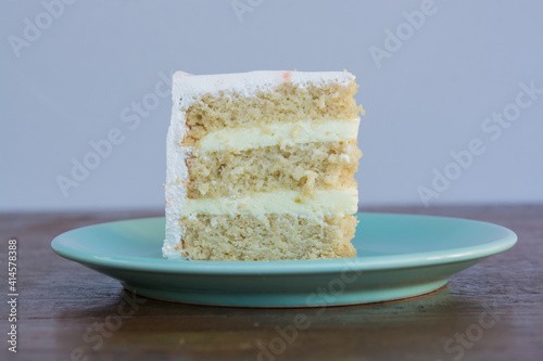 Fatia de bolo de aniversário ideal para publicidade de buffets e confeiteiros.