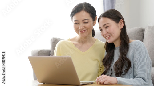 パソコンを楽しむ親子