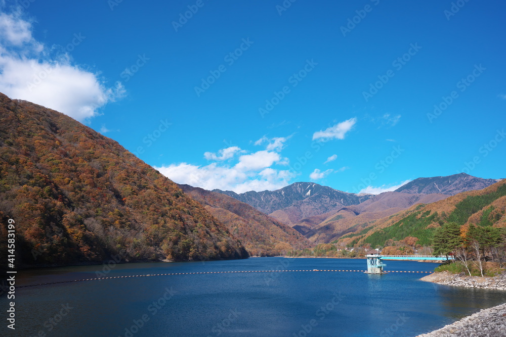 晴れた日の湖と山の美しい景色