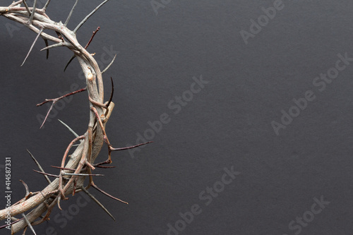 Photo close up crown of thorns on black background