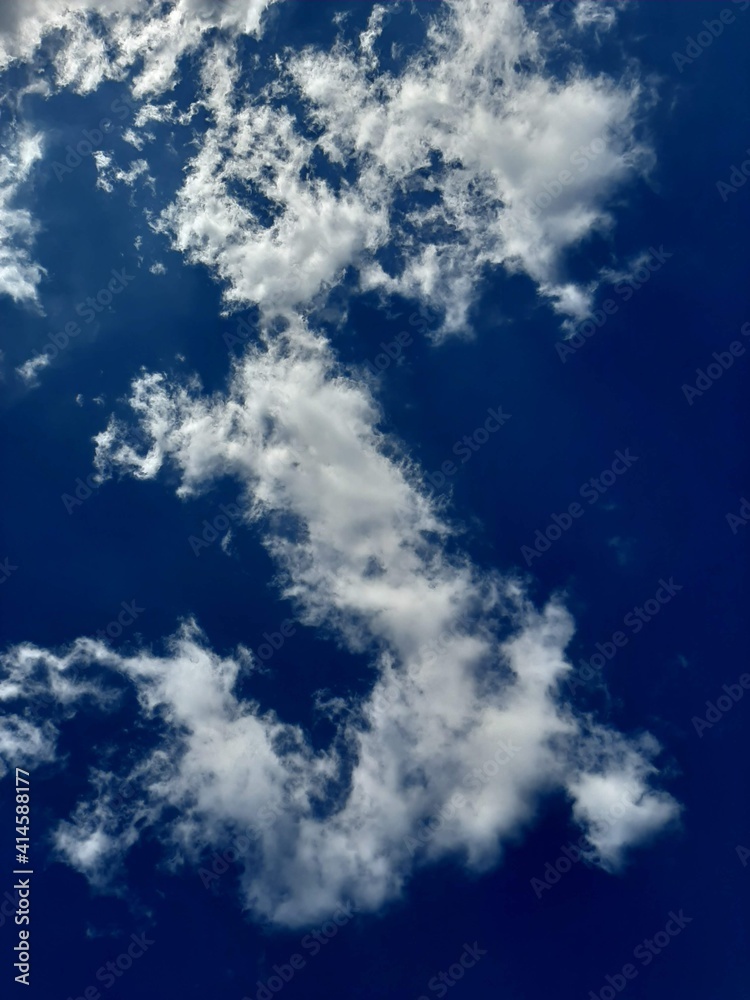 Obraz premium cloud in the shape of the letter S in the sky