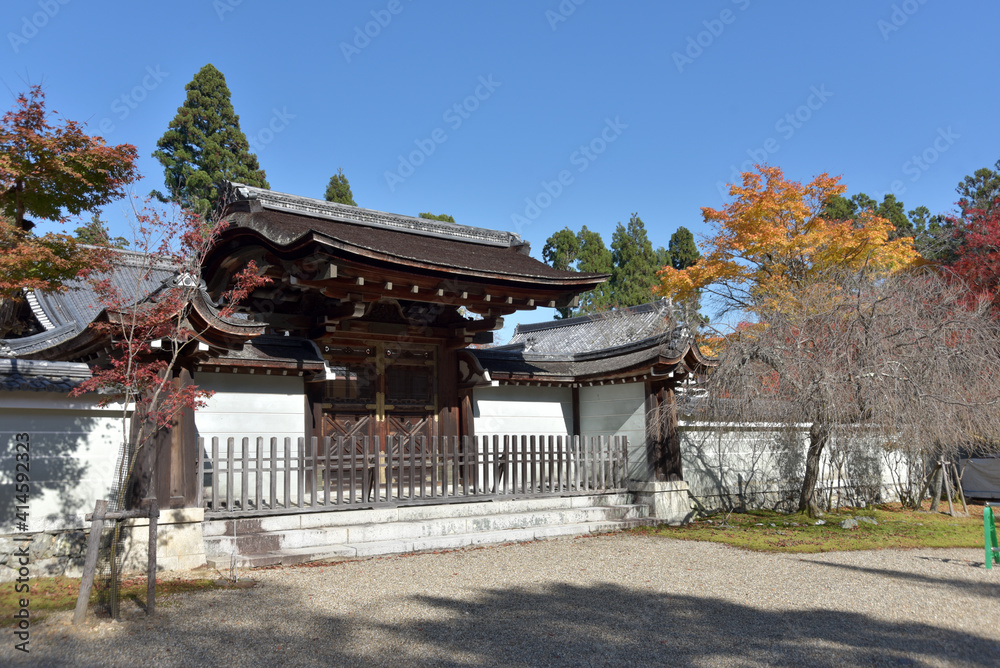 秋の神護寺　書院の門　京都市