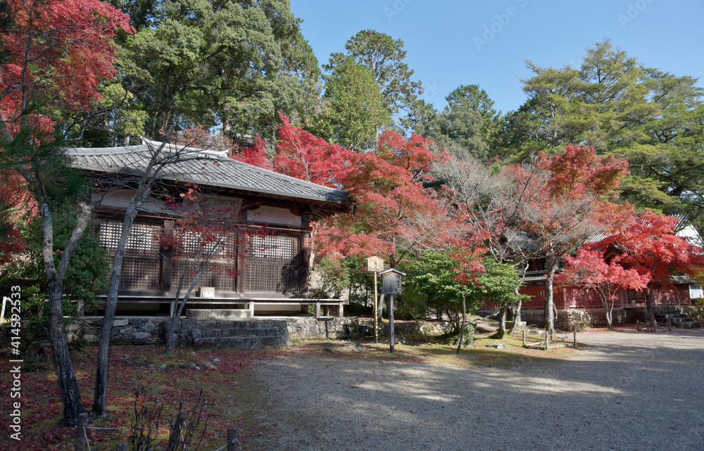 秋の神護寺　明王堂と和気公霊廟　京都市