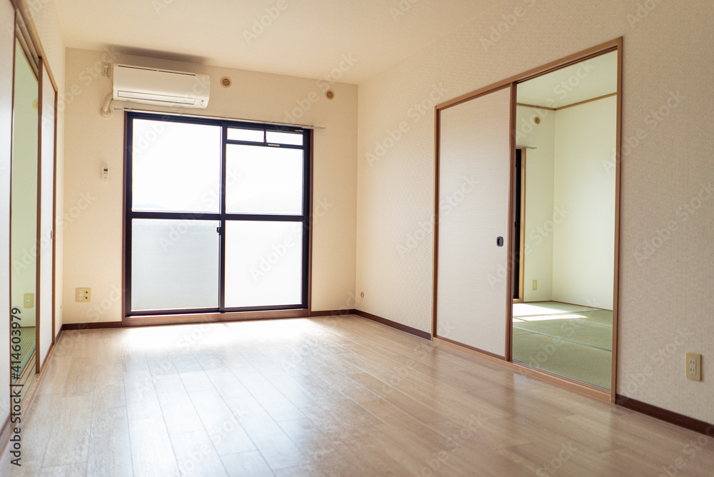 Fototapeta premium 賃貸 和室と繋がったリビングルーム