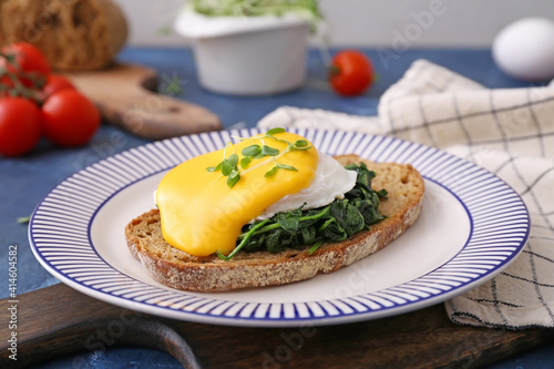 Fototapeta Tasty sandwich with florentine egg on color background, closeup