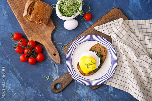 Fotografia Tasty sandwich with florentine egg on color background