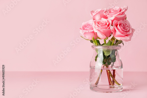 Fototapeta Naklejka Na Ścianę i Meble -  Beautiful pink roses in vase on color background