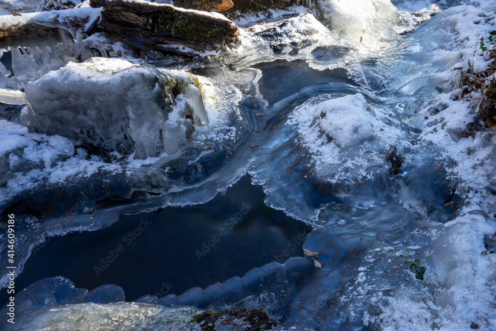Leyenbach-Wasserfall im Winter mit Eis und Schnee Leyenbach-Wasserfall im Winter mit Eis und Schnee
