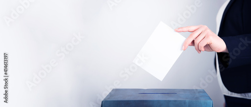 Foto Woman votes on election day.