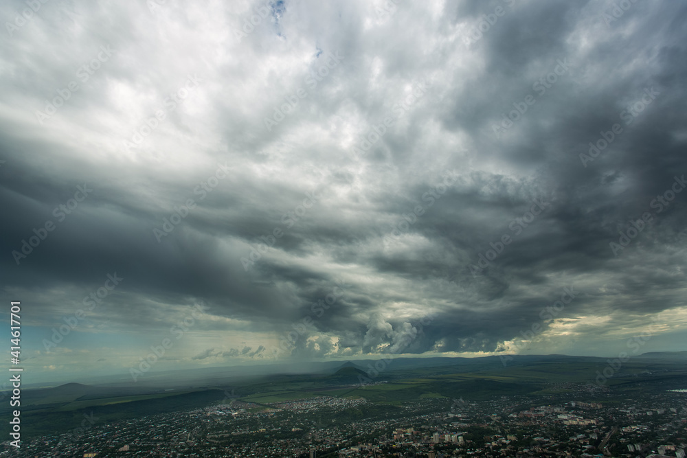 Obraz premium storm clouds over the city