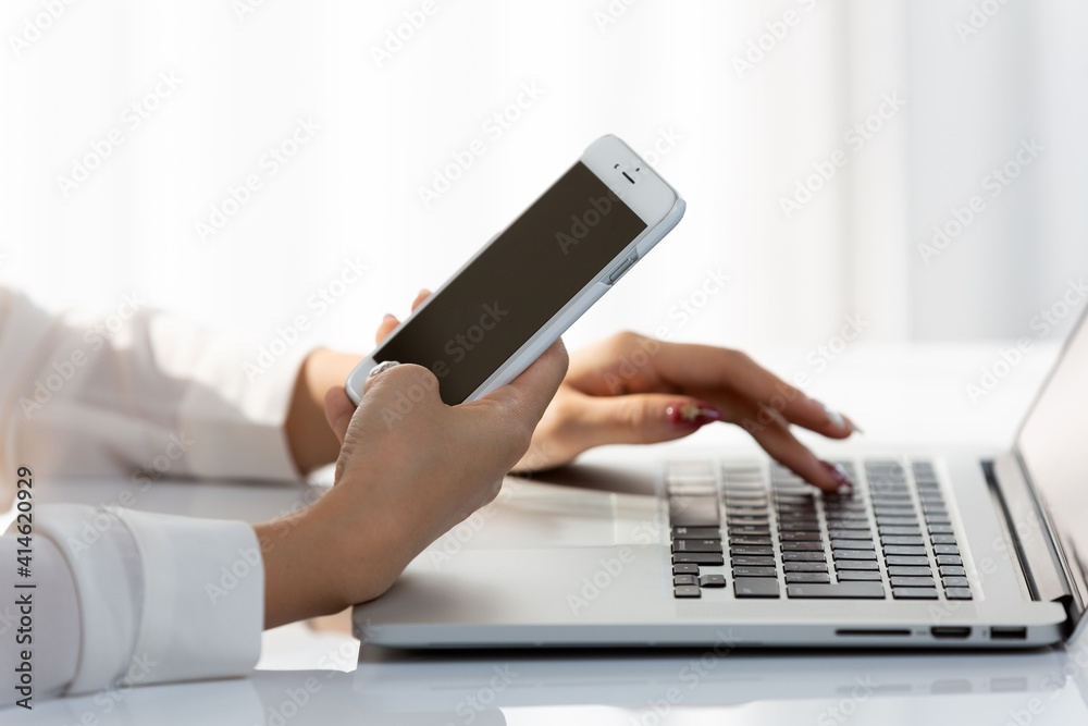 スマートフォン・ノートパソコンに入力する女性 スマートフォン・ノートパソコンに入力する女性