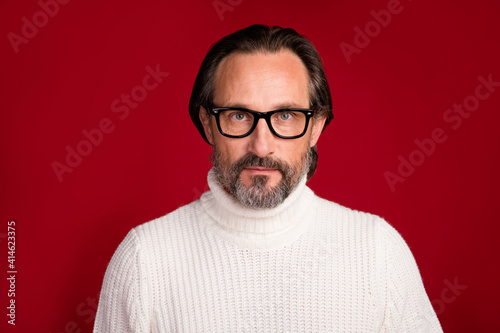 Fotografía Portrait of adult person wear glasses look camera content face warm clothing iso