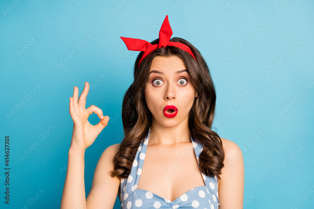 Close-up portrait of her she nice-looking attractive lovely fashionable glamorous amazed wavy-haired girl showing ok-sign isolated over bright vivid shine vibrant blue color background Close-up portrait of her she nice-looking attractive lovely fashionable glamorous amazed wavy-haired girl showing ok-sign isolated over bright vivid shine vibrant blue color background