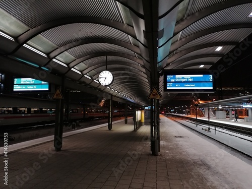 leerer Bahnsteig nachts photo