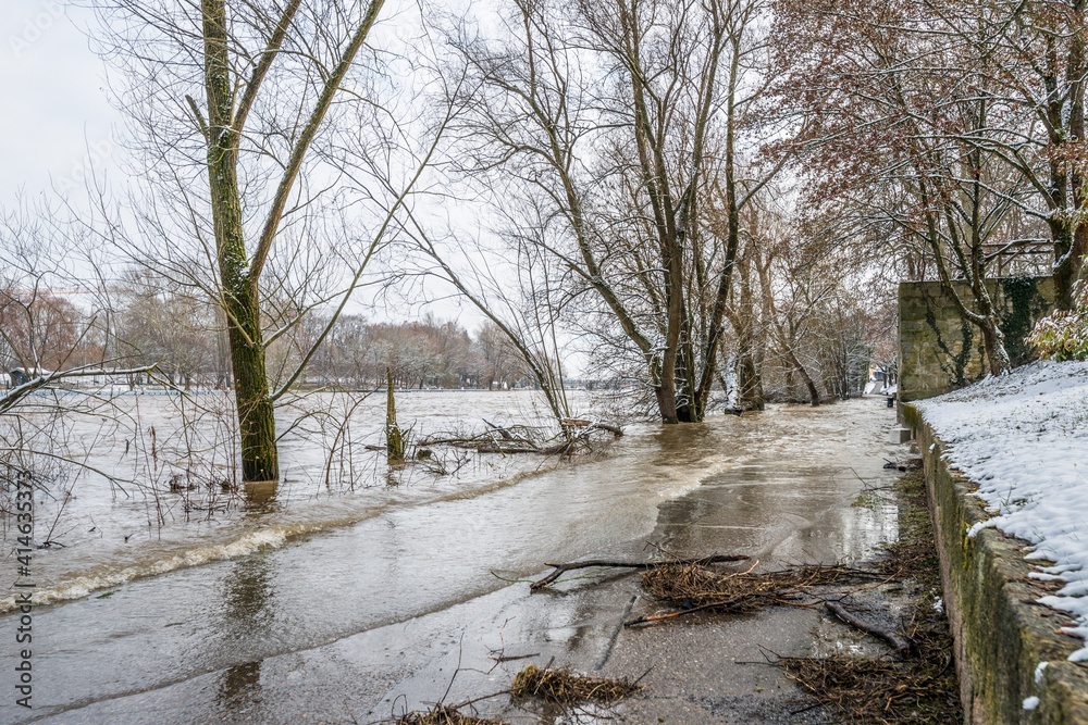 Hochwasser des Fluss Donau im Winter 2021 in Regensburg, Deutschland Hochwasser des Fluss Donau im Winter 2021 in Regensburg, Deutschland