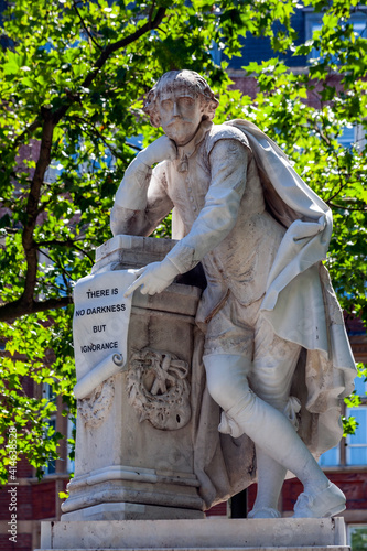 Φωτογραφία William Shakespeare marble statue erected in 1874 in Leicester Square Gardens Lo