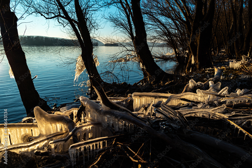 Obraz premium Spectacular Frozen Danube river in winter 2021