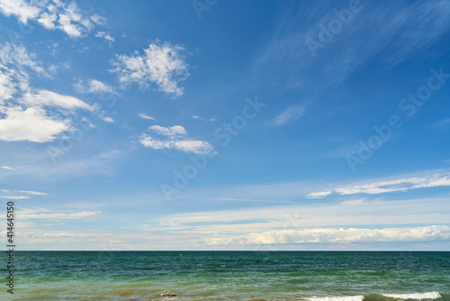 Blauer Himmel und wei  e Wolken   ber Ozean am Tag