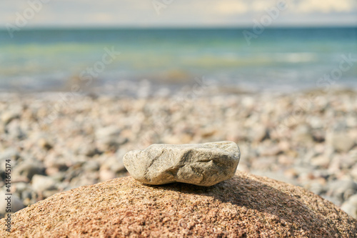 Stein auf Felsen am Strand als Meditation Konzept