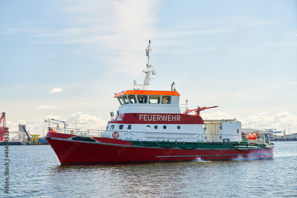 Feuerlöschboot als Schiff der Feuerwehr im Hafen