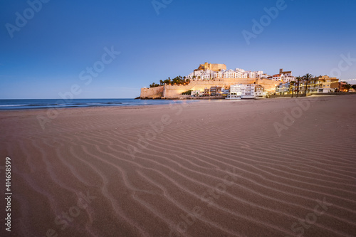 Schilderij op canvas Peñíscola Castle and beach at dusk