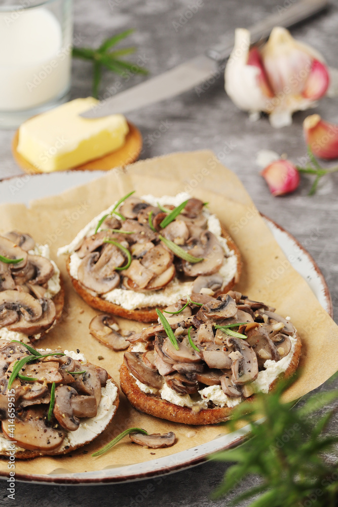 Open sandwiches with grilled mushrooms