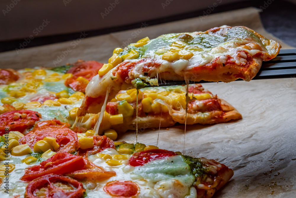 Fotografia do Stock Colorful fresh pizza hot from the oven with mozzarella cheese, corn, pesto